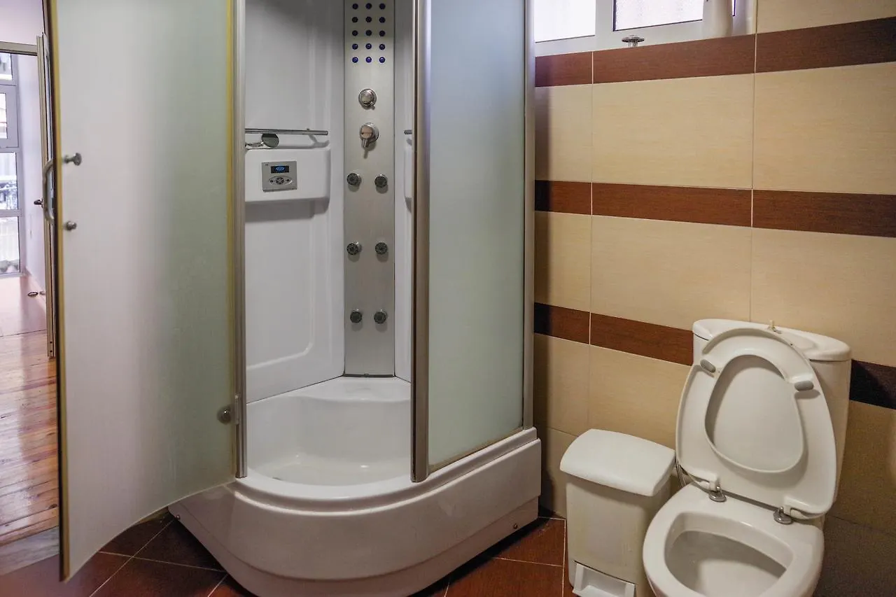 Buff Hostel تيرانا